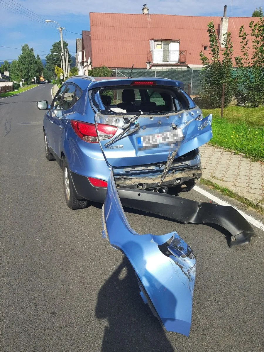 Řidička na Jesenicku přehlédla osobní vlak. Vyvázla v šoku, se zničeným autem, ale bez zranění