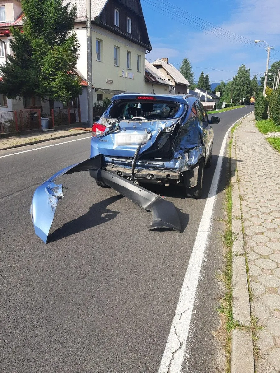 Řidička na Jesenicku přehlédla osobní vlak. Vyvázla v šoku, se zničeným autem, ale bez zranění