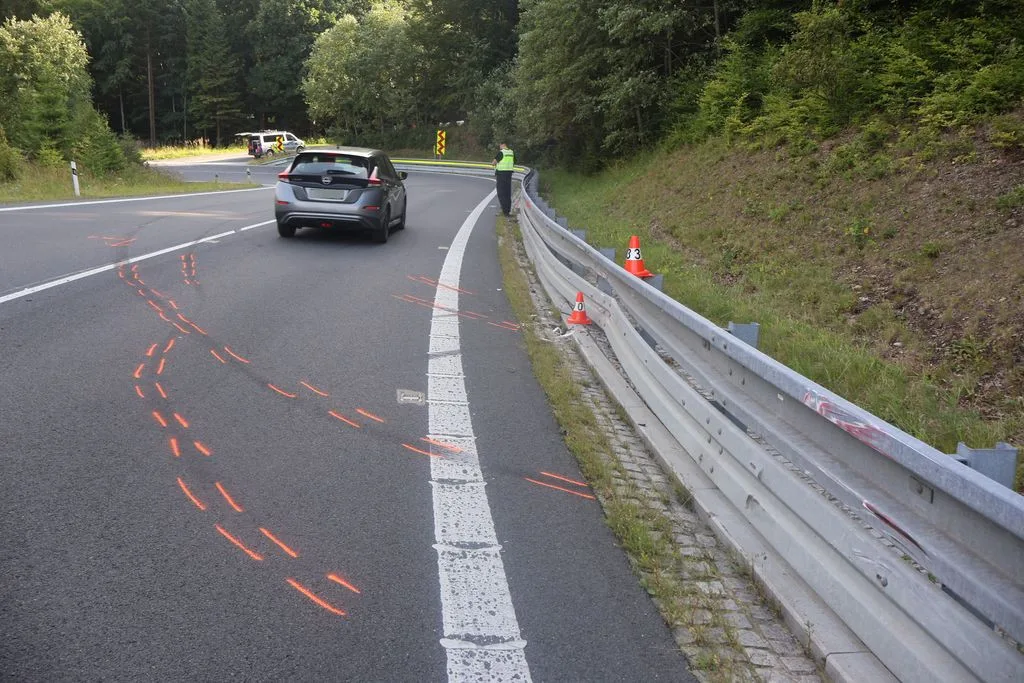 Řidič sporťáku nezvládl na Červenohorském sedle zatáčku číslo 18, skončil ve svodidlech