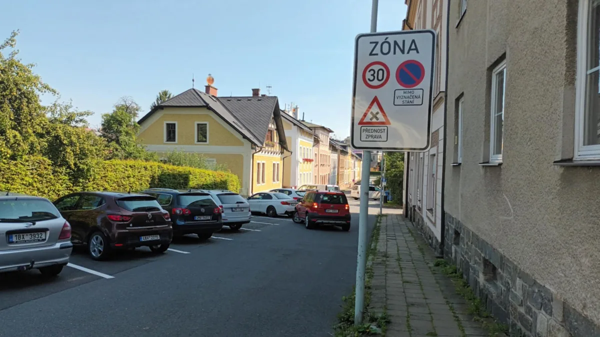 Třicítka v šumperských ulicích zkrotila automobil. Obyvatelé si změny v dopravě pochvalují