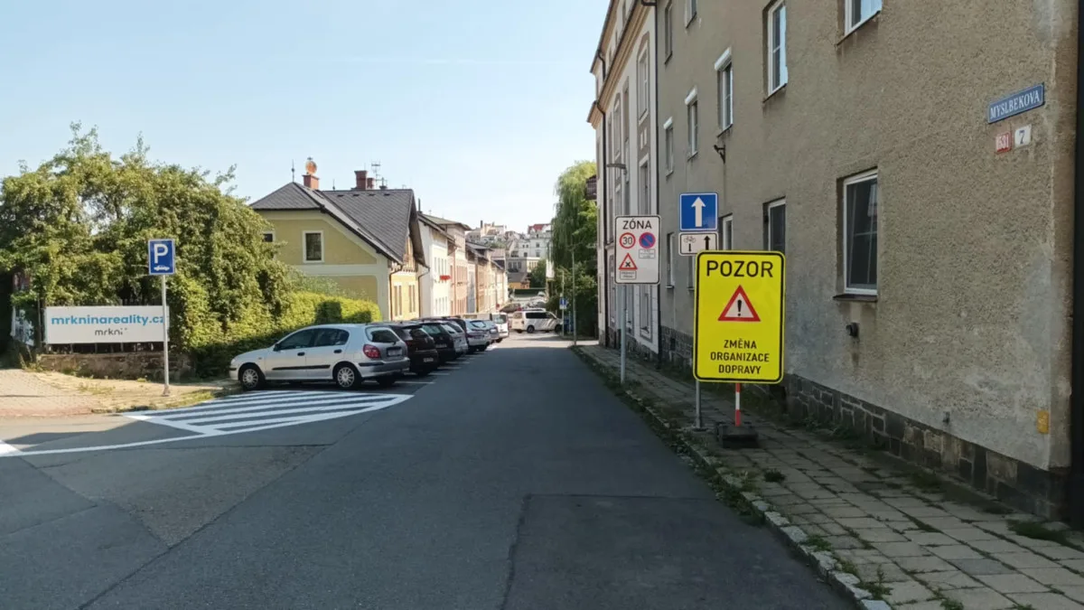 Třicítka v šumperských ulicích zkrotila automobil. Obyvatelé si změny v dopravě pochvalují
