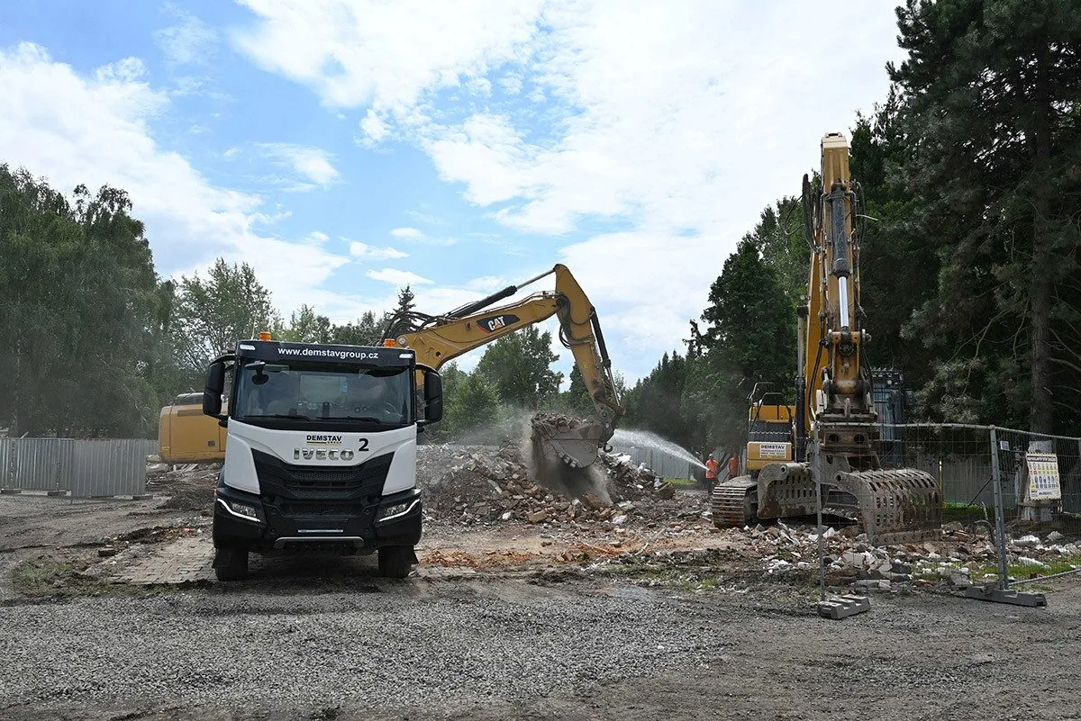 Demolice bývalé ubytovny v Hranicích