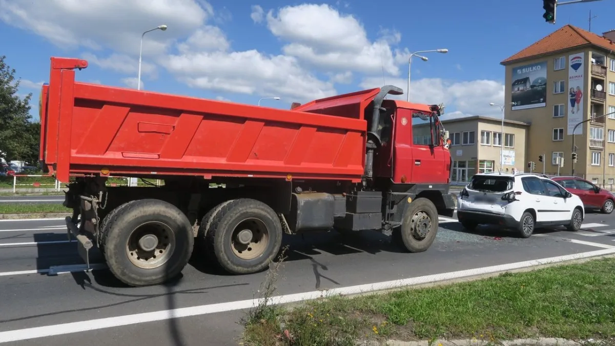 Řidič nákladního vozu nedobrzdil v Šumperku před křižovatkou a narazil do osobního auta