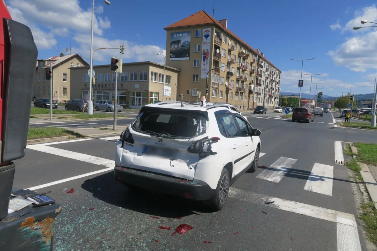 Řidič nákladního vozu nedobrzdil v Šumperku před křižovatkou a narazil do osobního auta