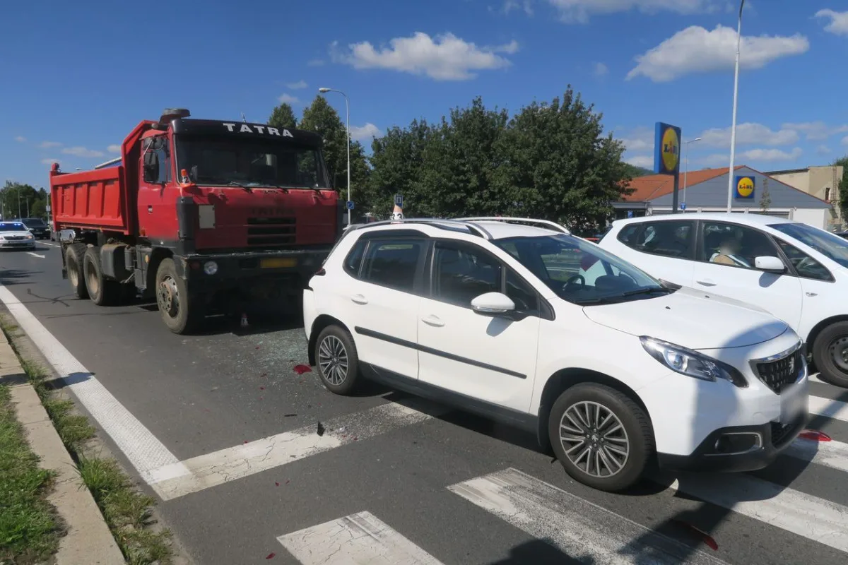 Řidič nákladního vozu nedobrzdil v Šumperku před křižovatkou a narazil do osobního auta