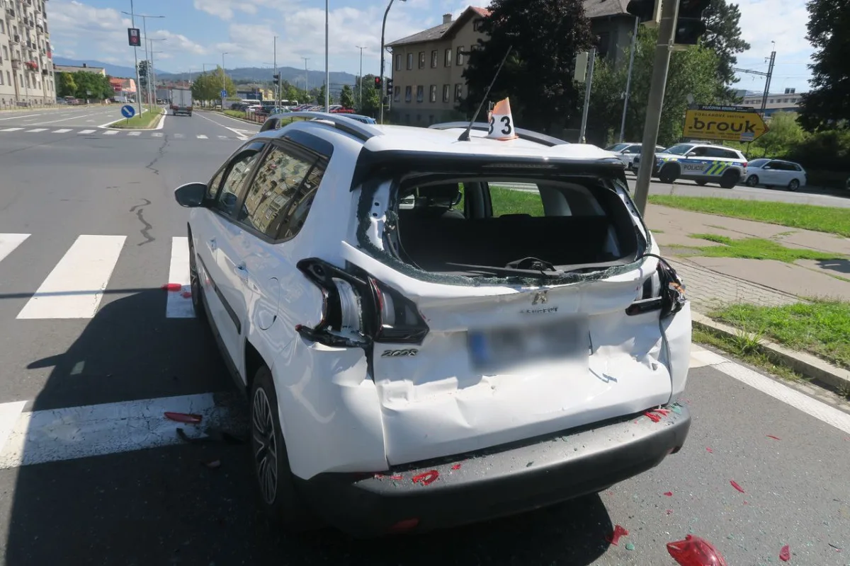 Řidič nákladního vozu nedobrzdil v Šumperku před křižovatkou a narazil do osobního auta