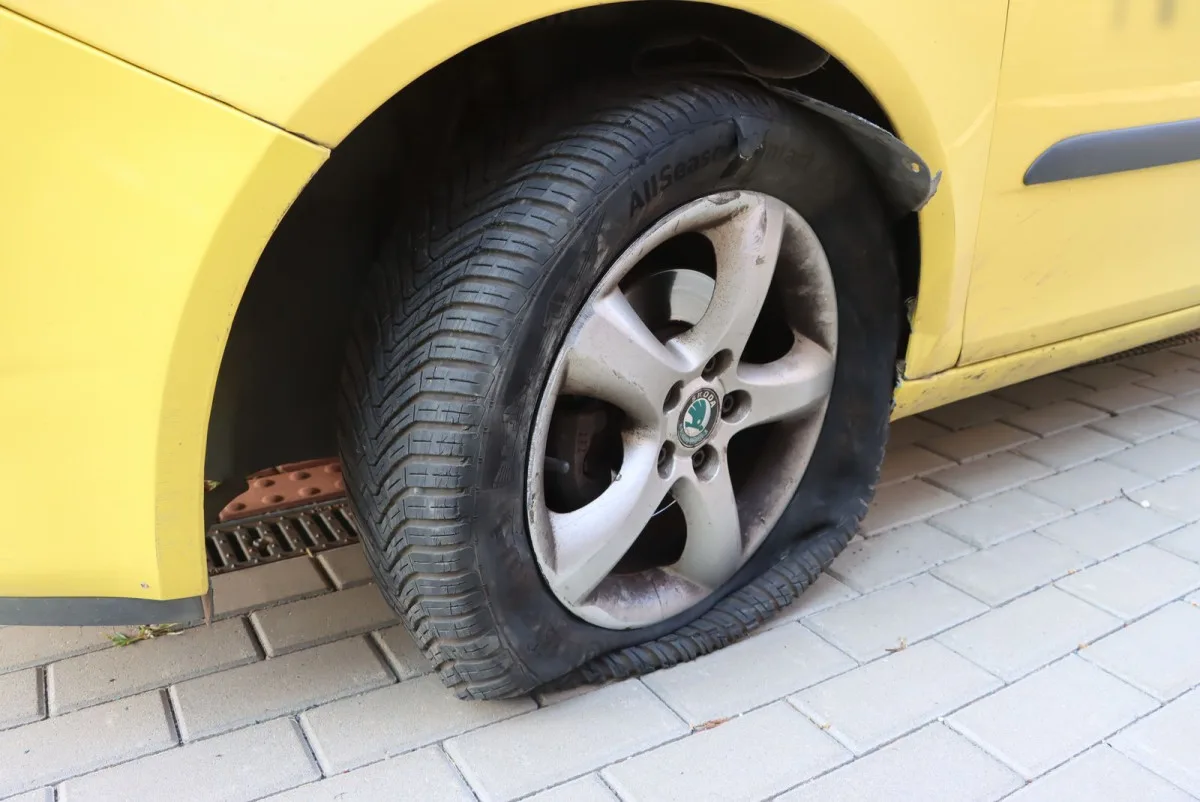 Notně opilá řidička přejela v Olomouci do protisměru a havarovala. Auto nemělo technickou
