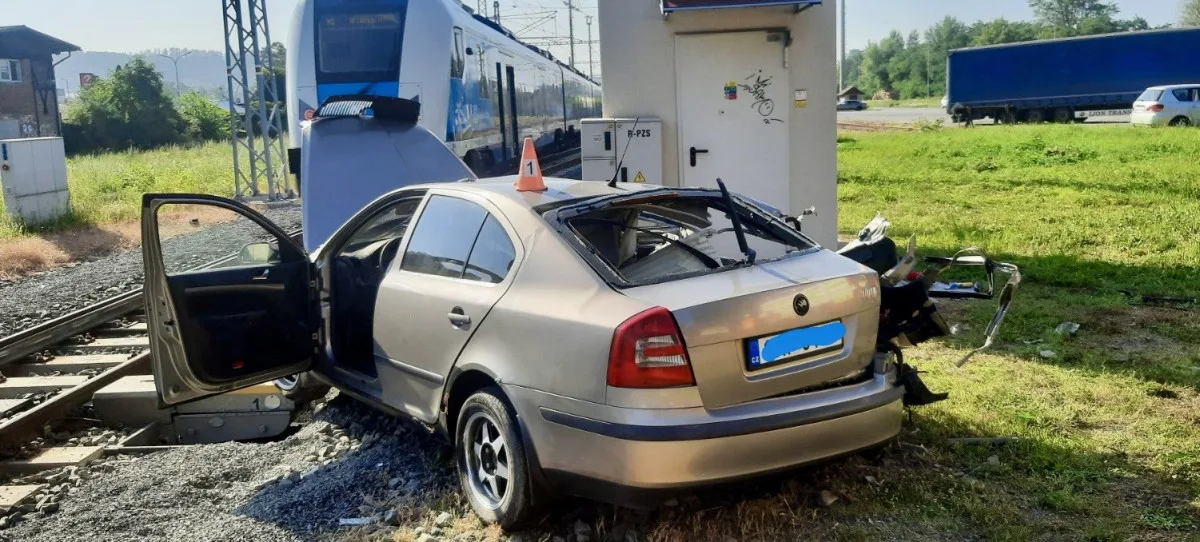 Ve Šternberku se srazil osobní vlak s autem, řidič a spolujezdec jsou zranění
