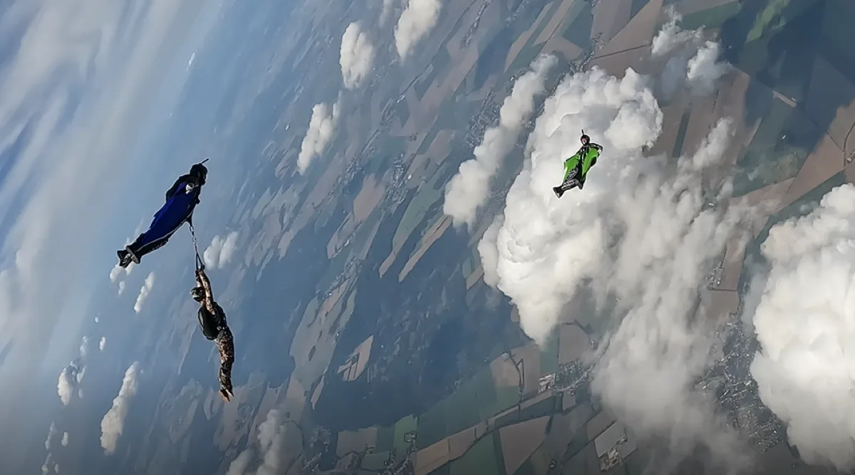 VIDEO: Parašutisté klouzají vzduchem. V Prostějově začalo mistrovství Evropy ve wingsuit-flyingu
