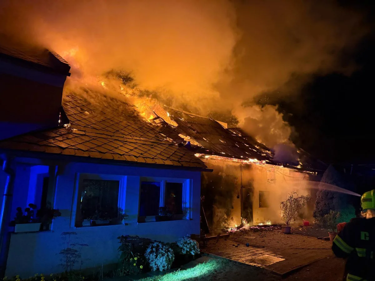 V Třeštině na Šumpersku hořel nad ránem rodinný dům. Zasahovaly 4 jednotky hasičů