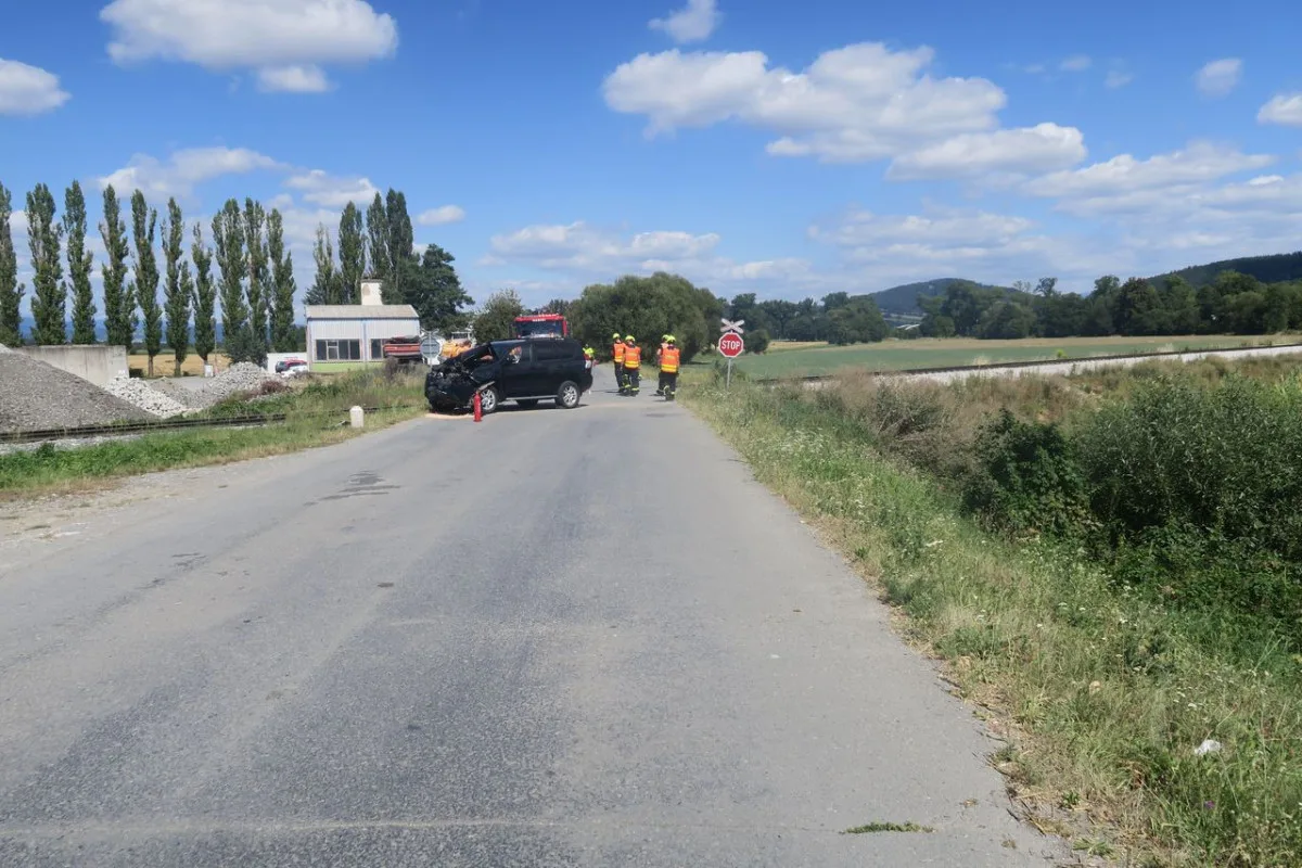 U Leštiny lokomotiva sešrotovala automobil. Z hrozivé nehody posádka vyvázla jen se zraněním
