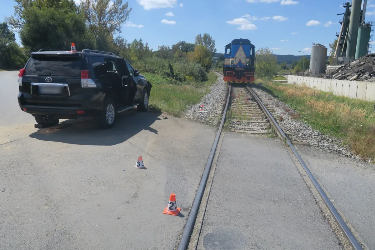 U Leštiny lokomotiva sešrotovala automobil. Z hrozivé nehody posádka vyvázla jen se zraněním