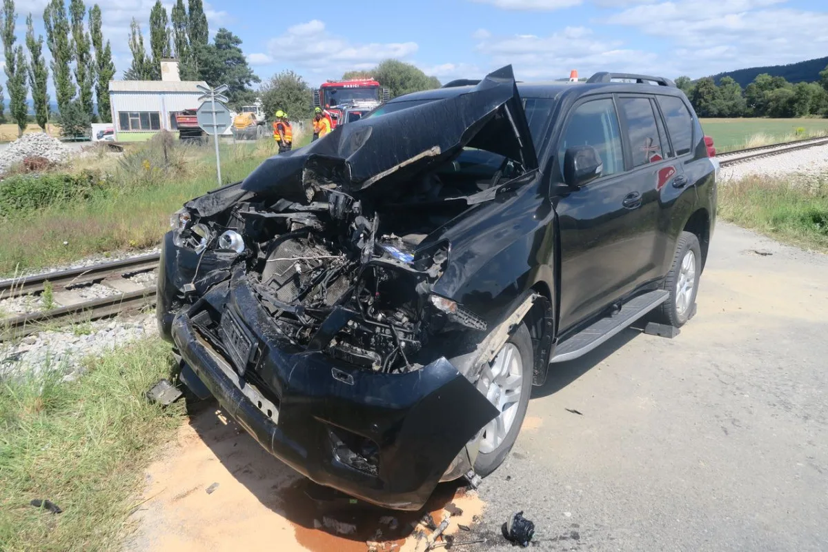 U Leštiny lokomotiva sešrotovala automobil. Z hrozivé nehody posádka vyvázla jen se zraněním