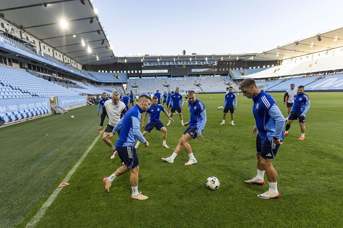 Tým Sigmy při tréninku na stadionu Eleda