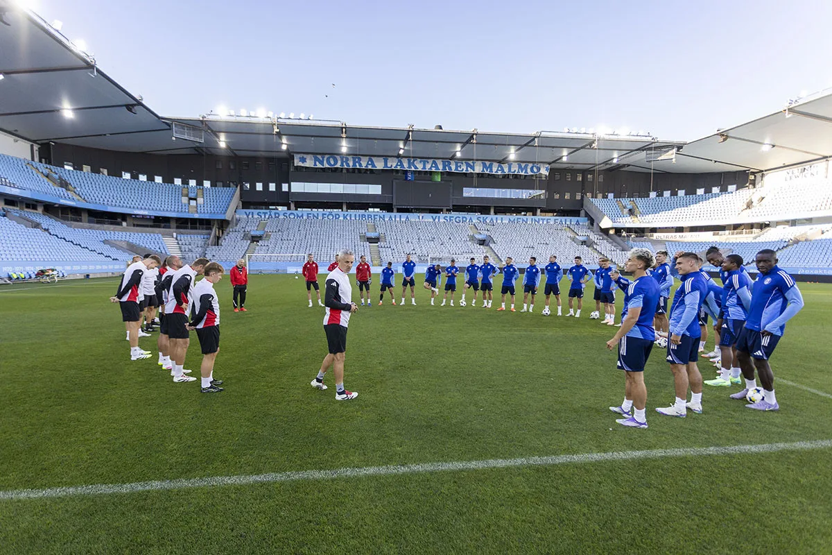 Tým Sigmy při tréninku na stadionu Eleda