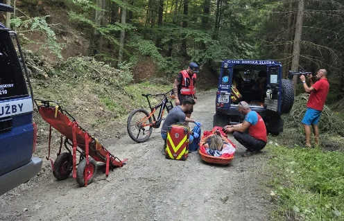 Do odlehlé rokle v údolí Bílé Opavy se zřítil turista a poranil si hlavu. Letěl pro něho vrtulník