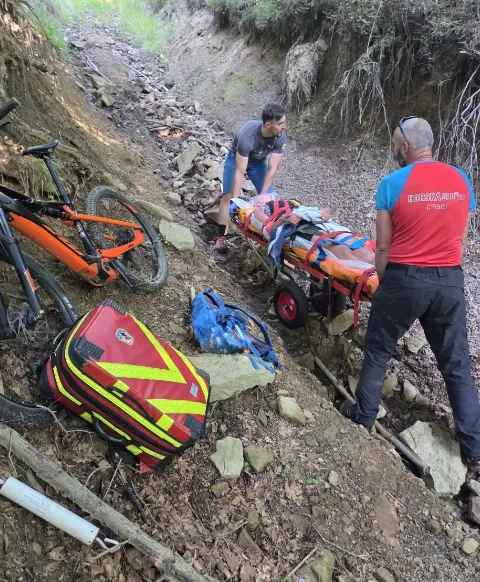 Do odlehlé rokle v údolí Bílé Opavy se zřítil turista a poranil si hlavu. Letěl pro něho vrtulník