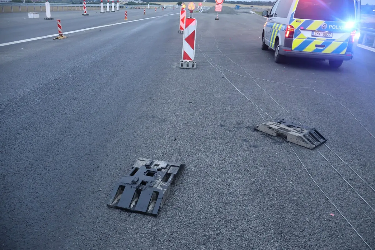 Olej na dálnici. Řidič jel rychle a prorazil vanu, D35 u Olomouce stála přes čtyři hodiny