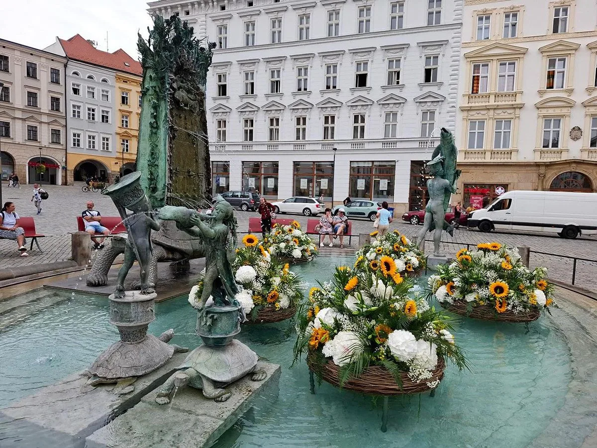 Květinová dekorace Arionovy kašny v Olomouci