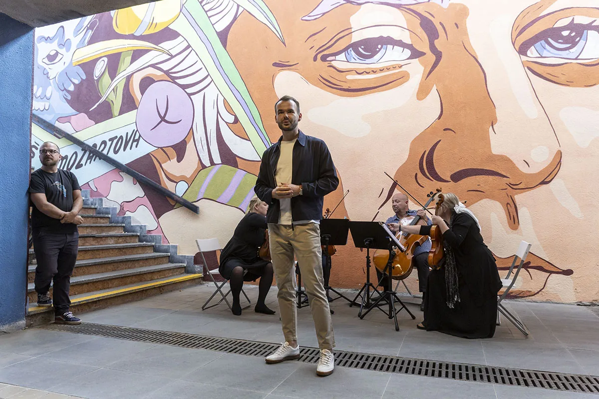 Mozart i anděl. Oprýskaný podchod u olomoucké nemocnice zkrásněl uměleckou výmalbou