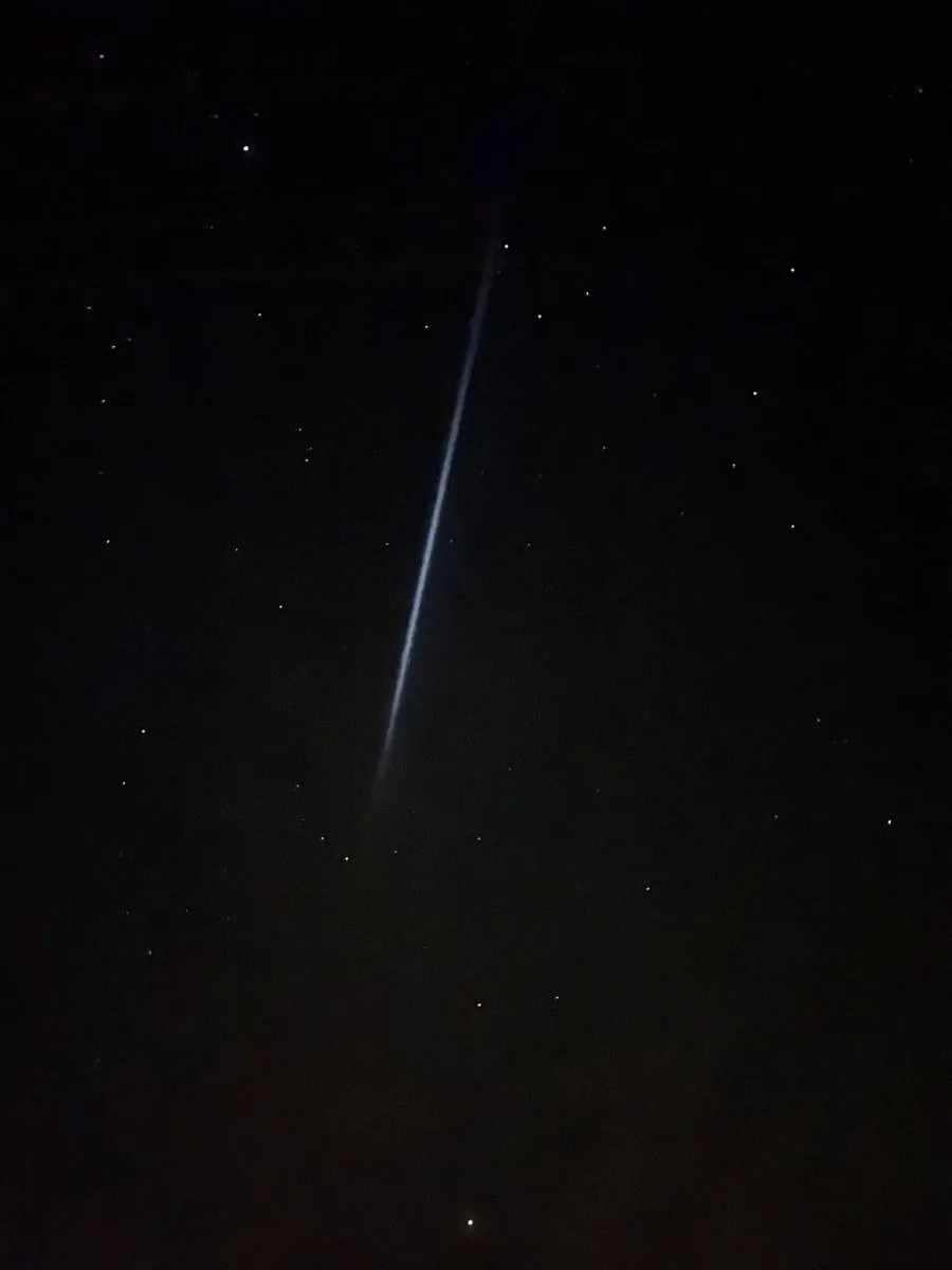 Světelná čára na noční obloze překvapila nejen na Hané. Na nebi zářilo palivo z rakety
