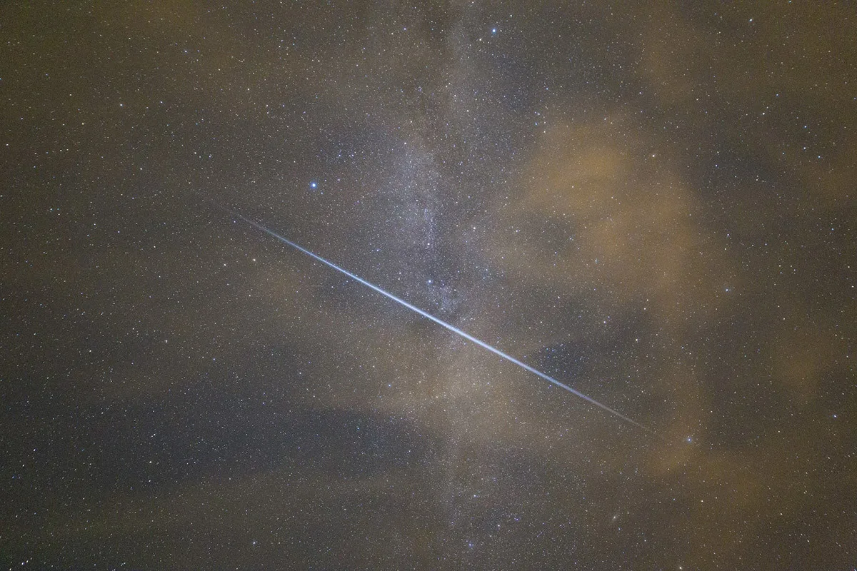 Světelná čára na noční obloze překvapila nejen na Hané. Na nebi zářilo palivo z rakety