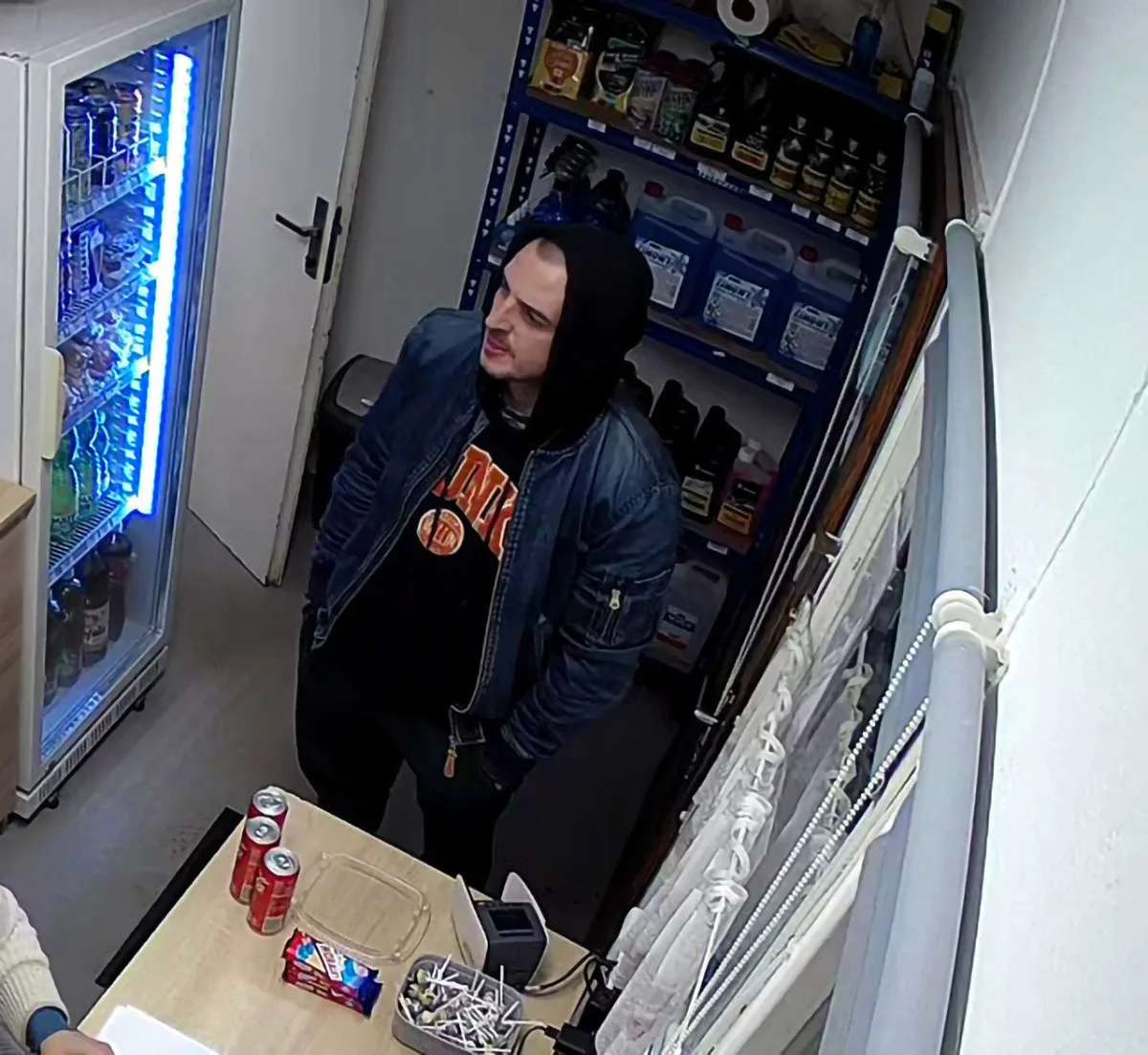 Policie pátrá po neznámém svědkovi, který by mohl pomoct s objasněním případu loupeže v Hranicích