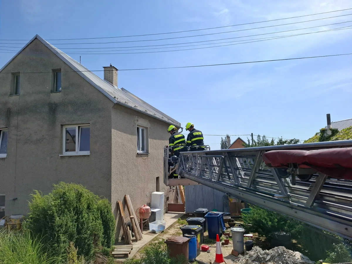 Nehody na D35 i poničené střechy. Vichr udeřil v Olomouckém kraji, hasiči řeší desítky událostí