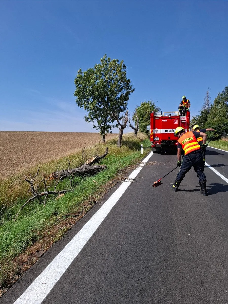Nehody na D35 i poničené střechy. Vichr udeřil v Olomouckém kraji, hasiči řeší desítky událostí