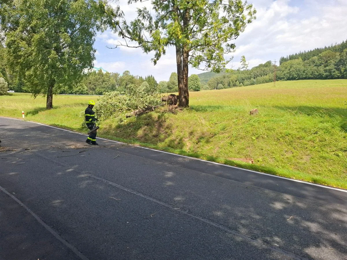 Nehody na D35 i poničené střechy. Vichr udeřil v Olomouckém kraji, hasiči řeší desítky událostí