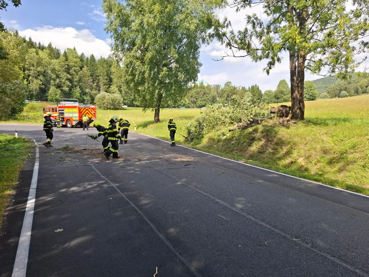 Nehody na D35 i poničené střechy. Vichr udeřil v Olomouckém kraji, hasiči řeší desítky událostí