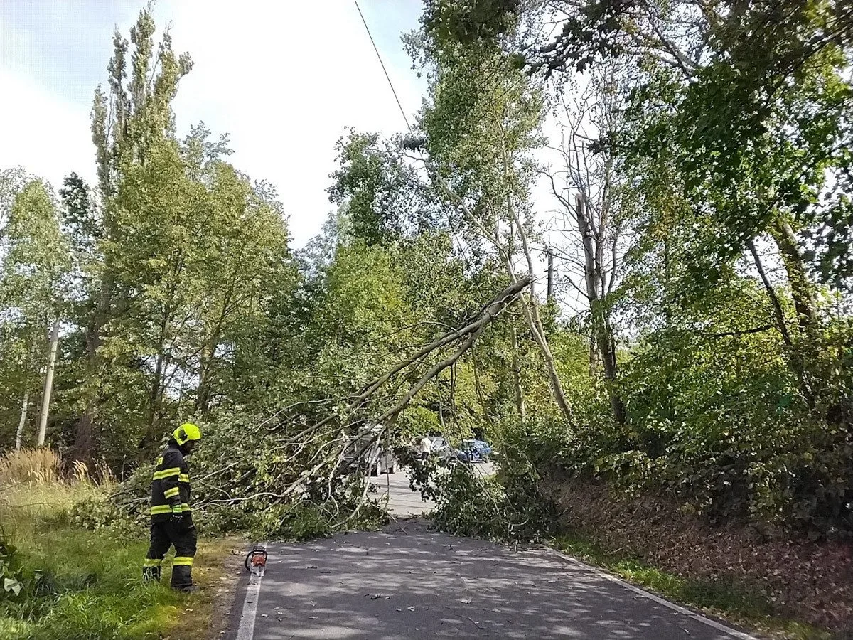 Nehody na D35 i poničené střechy. Vichr udeřil v Olomouckém kraji, hasiči řeší desítky událostí