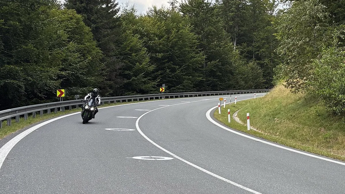 Motorkářům na Červenohorském sedle má pomoct nové dopravní značení, inspirací je Rakousko