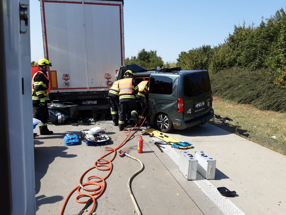 VIDEO: Řidiči zmatkovali a zdržovali hasiče, kteří spěchali k vážné nehodě na Přerovsku