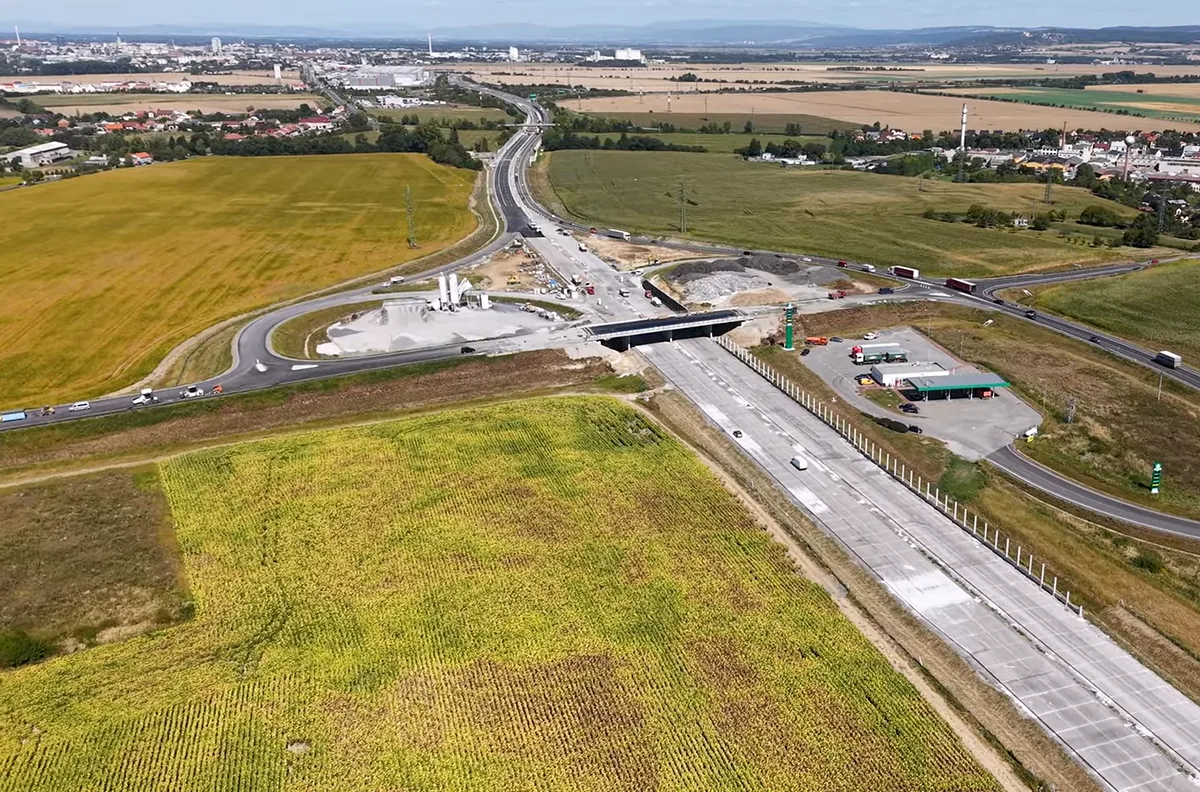 VIDEO: Blíží se otevření dálničního tahu z Olomouce na Přerov. Jak to vypadá na stavbě?