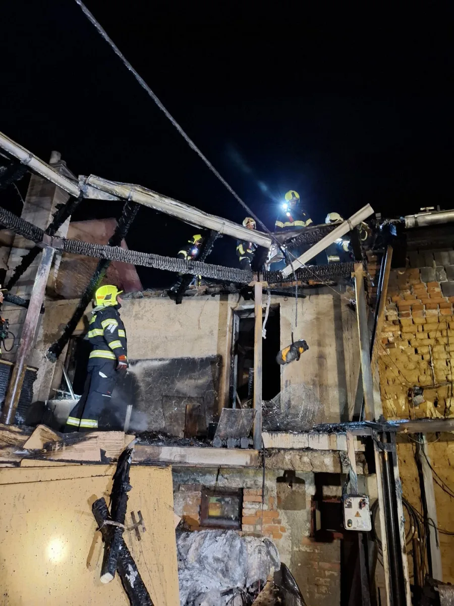 Pneumatiky, tlakové láhve. Hasiči bojovali s požárem rodinného domu a stodoly na Litovelsku