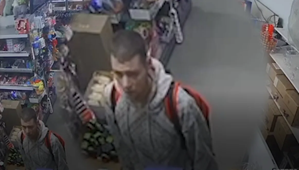 VIDEO: Kvůli krádeži kabelky s platební kartou policie pátrá po dvou mužích. Neznáte je?
