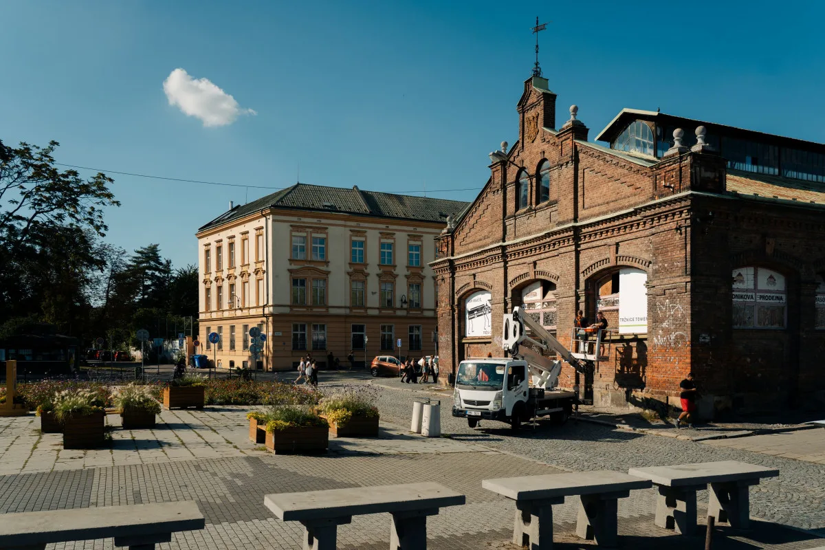 Kam kráčíš, tržnice? Umělci upozornili na nevyužitou historickou stavbu v Olomouci