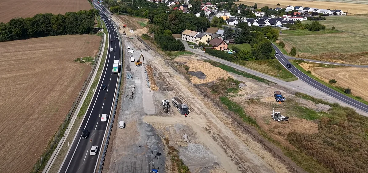 Nová stavba dálnice D35, napravo obec Křelov-Břuchotín