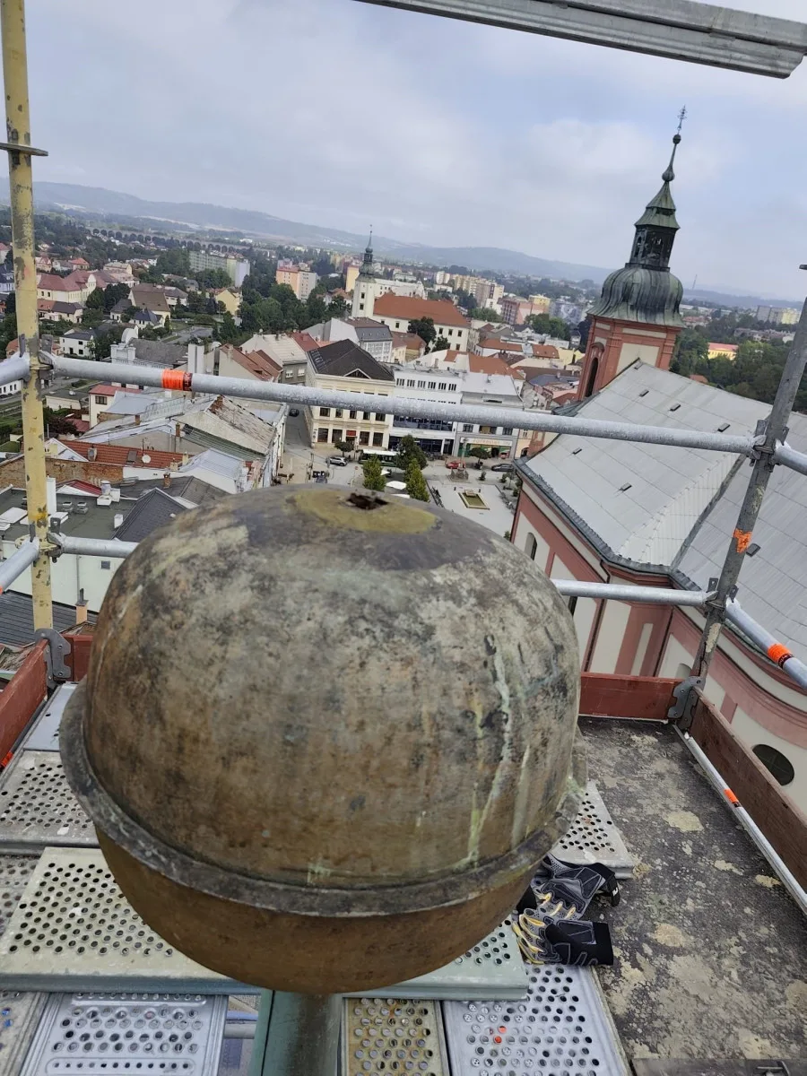 Báň radnice v Hranicích skrývala mince či fotografie módy. Věž prochází opravou