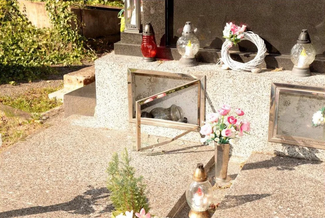 Hyena na hřbitově v Olomouci, pět desítek poničených nebo otevřených hrobů. Ničema hledal cennosti