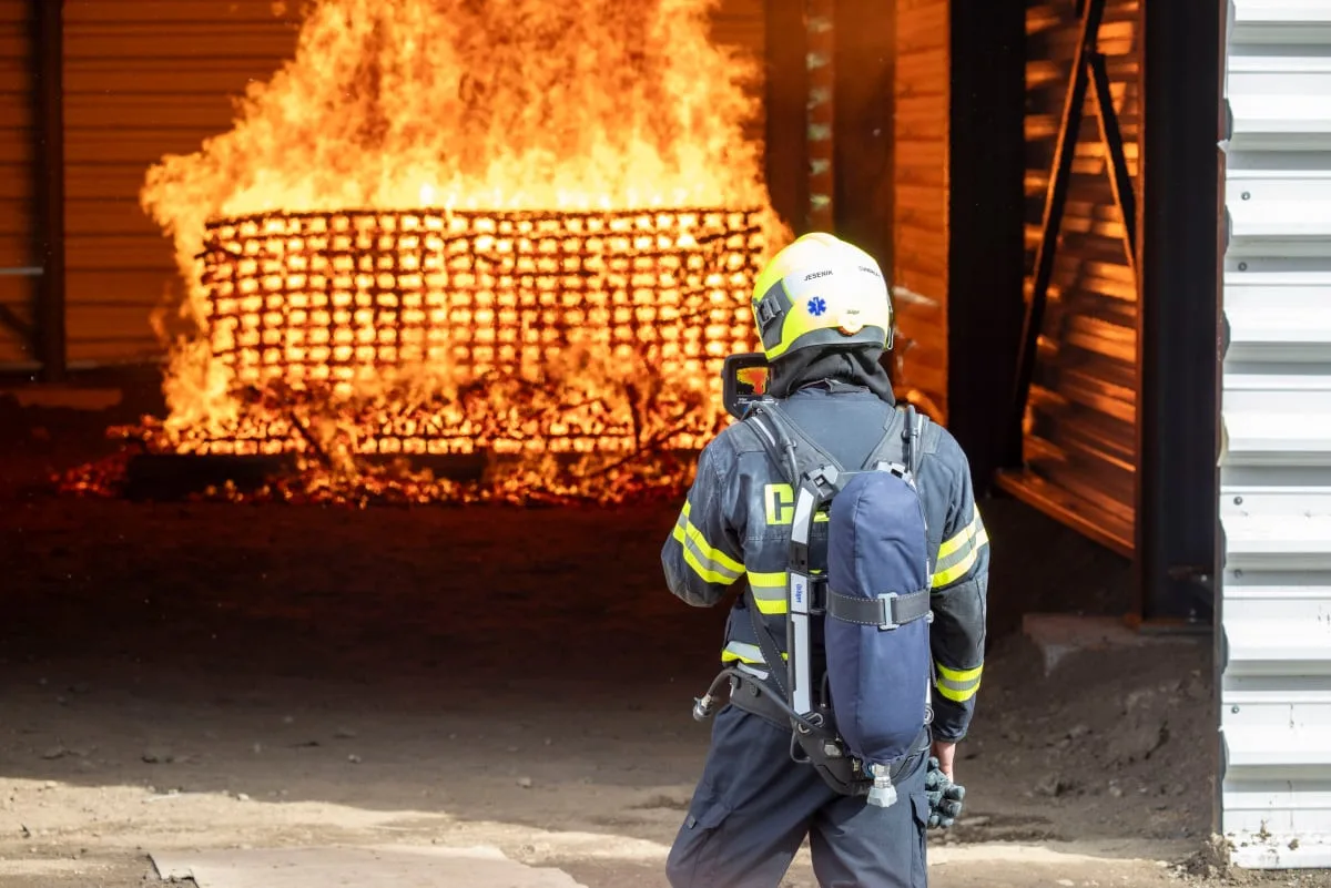 FOTOGALERIE: Sedmimetrová hranice dřeva hořela v Jeseníku uprostřed průmyslové haly. Šlo o test
