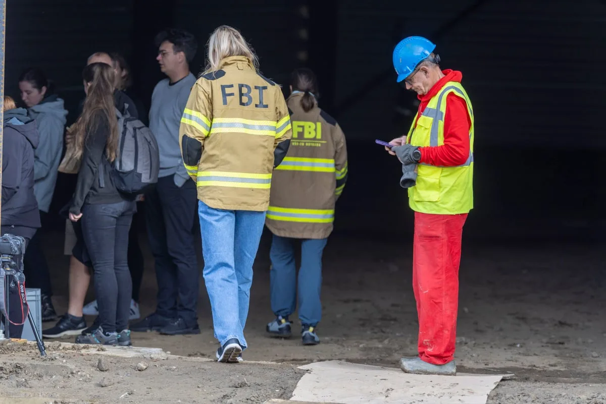 FOTOGALERIE: Sedmimetrová hranice dřeva hořela v Jeseníku uprostřed průmyslové haly. Šlo o test