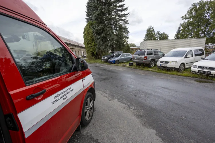 FOTOGALERIE: Mohutná hranice dřeva hořela v Jeseníku uprostřed průmyslové haly. Šlo o test