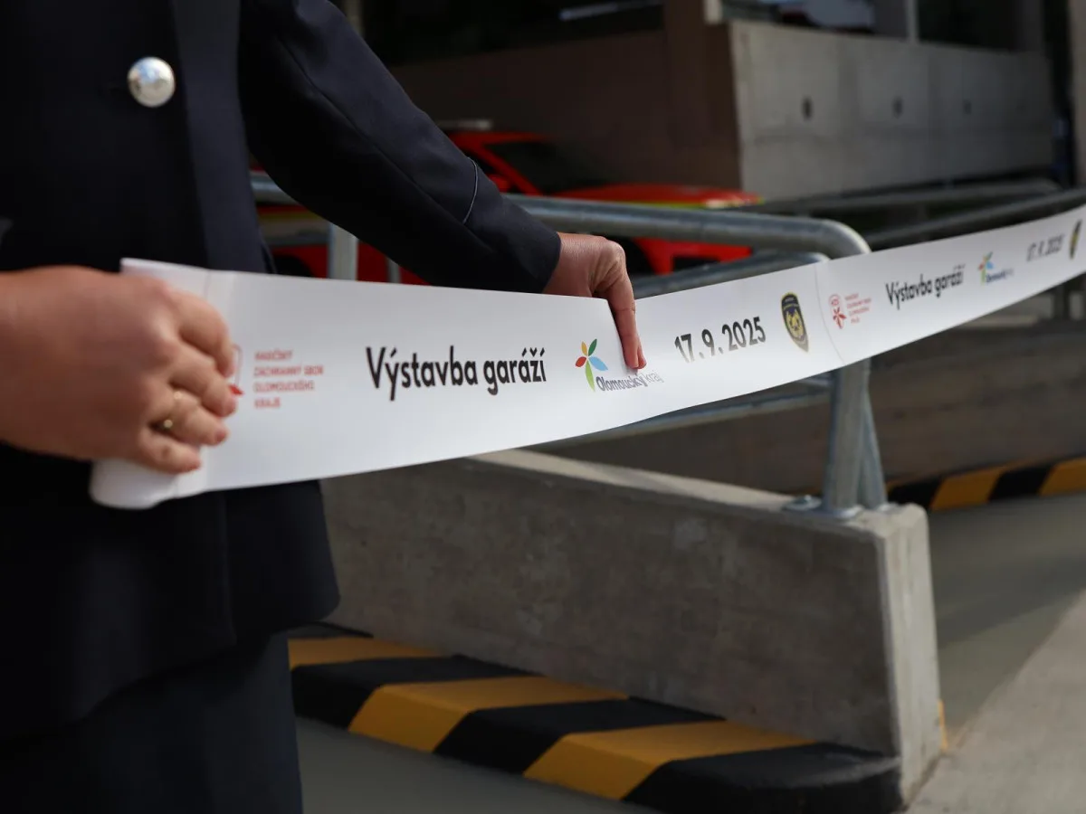 Dobrovolní hasiči budou rychlejší, dostali cisterny a dýchací techniku. V Olomouci se otevřely nové garáže