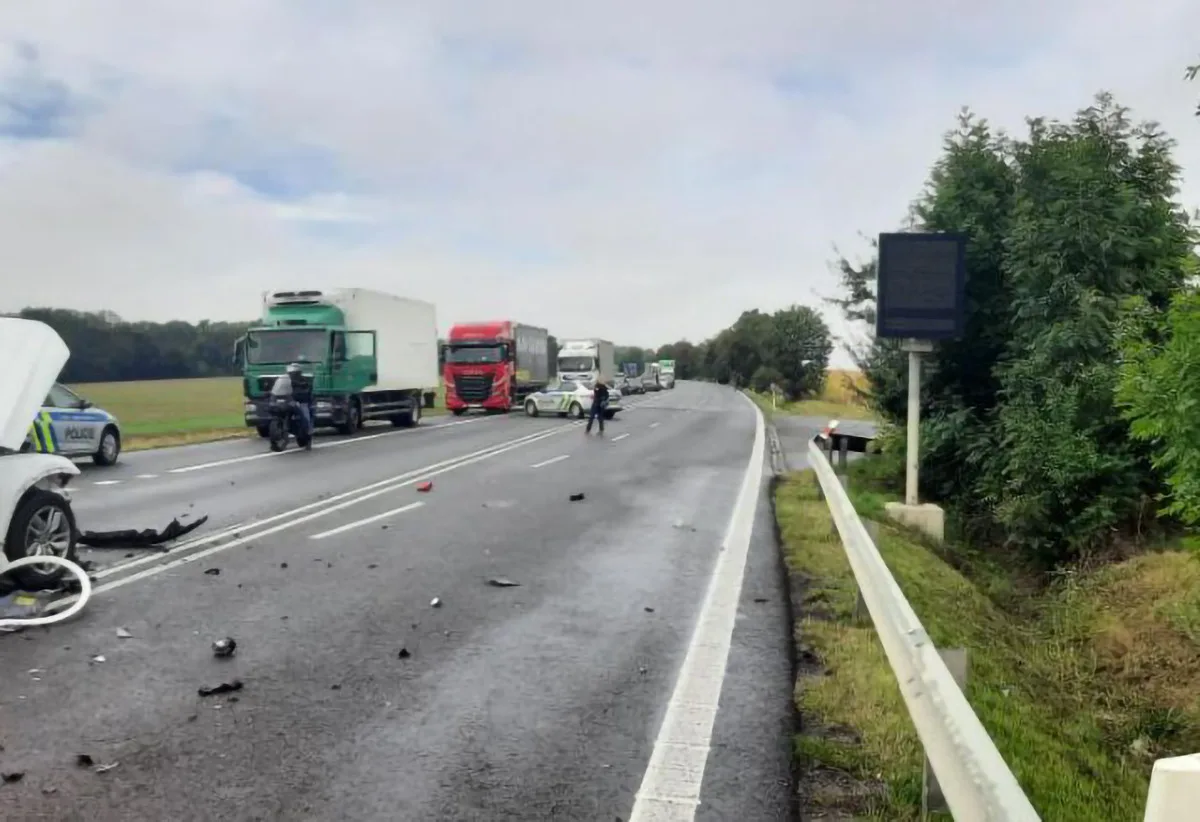 Rušný tah za Mohelnicí zavřela čelní srážka dvou aut