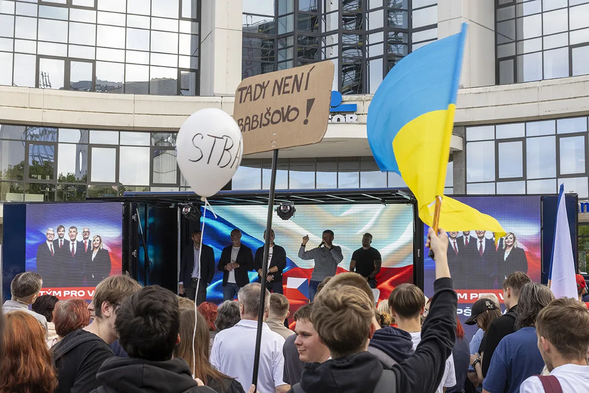 VIDEO: Mítink ANO v Olomouci: Babiš zanotoval píseň proti Fialovi, odpůrci si vyslechli nadávky