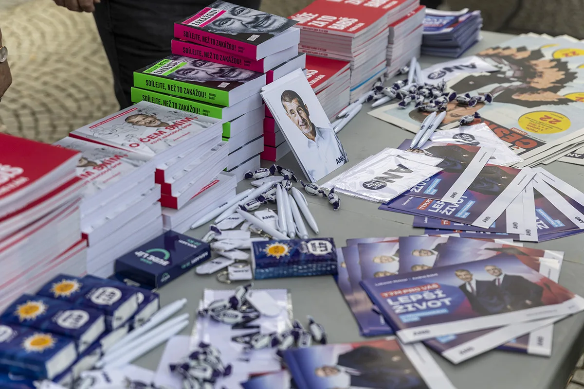 VIDEO: Mítink ANO v Olomouci: Babiš zanotoval píseň proti Fialovi, odpůrci si vyslechli nadávky