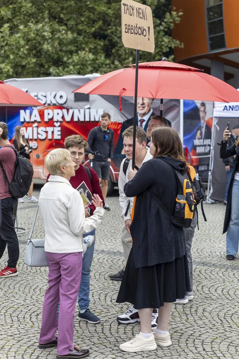 VIDEO: Mítink ANO v Olomouci: Babiš zanotoval píseň proti Fialovi, odpůrci si vyslechli nadávky