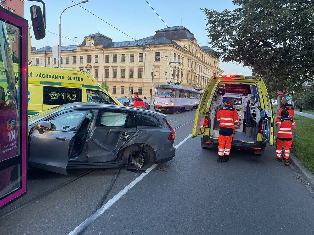Šofér Volva odbočil pod tramvaj. Vytížená trasa v Olomouci ráno stála